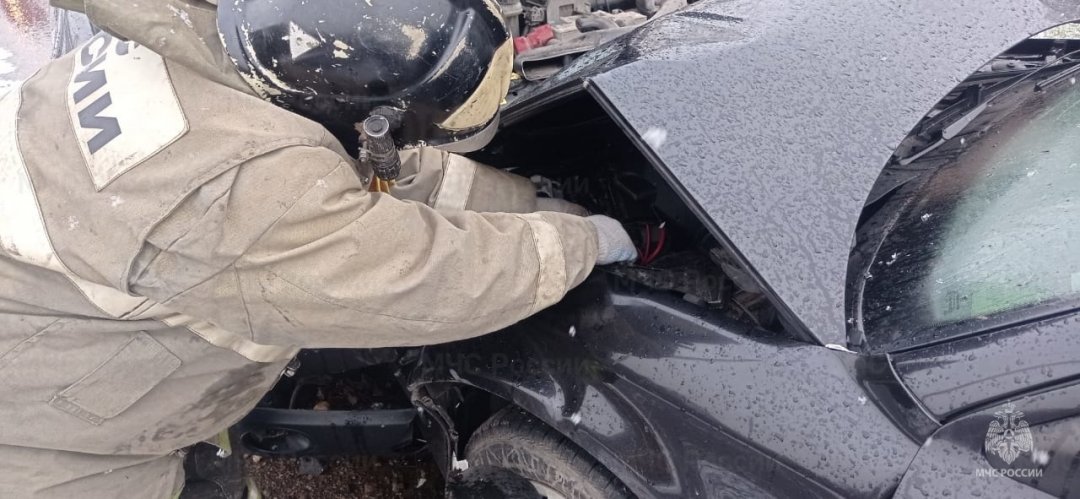 Спасатели МЧС принимали участие в ликвидации ДТП в Жуковском районе, 9 км автодороги «Белоусово-Серпухов»